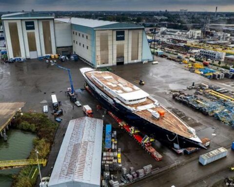 Jeff Bezos' megayacht is secretly moved after controversy of the dismantling of the bridge
