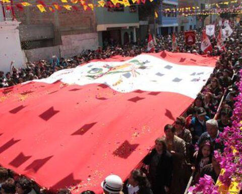 Ladies from 33 institutions will participate in the Flag Procession in Tacna