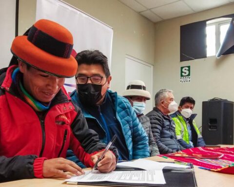 Las Bambas signs a contract with the Fuerabamba community company to transport copper concentrate