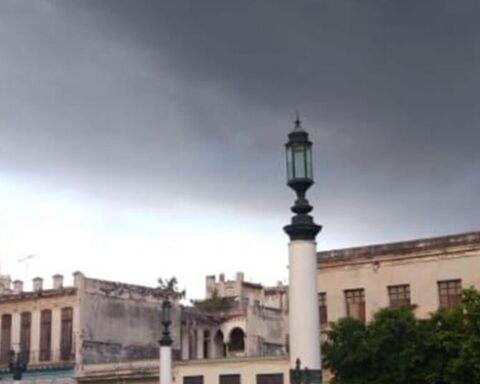 Lethal flames in Matanzas, disturbing clouds of black smoke over Havana