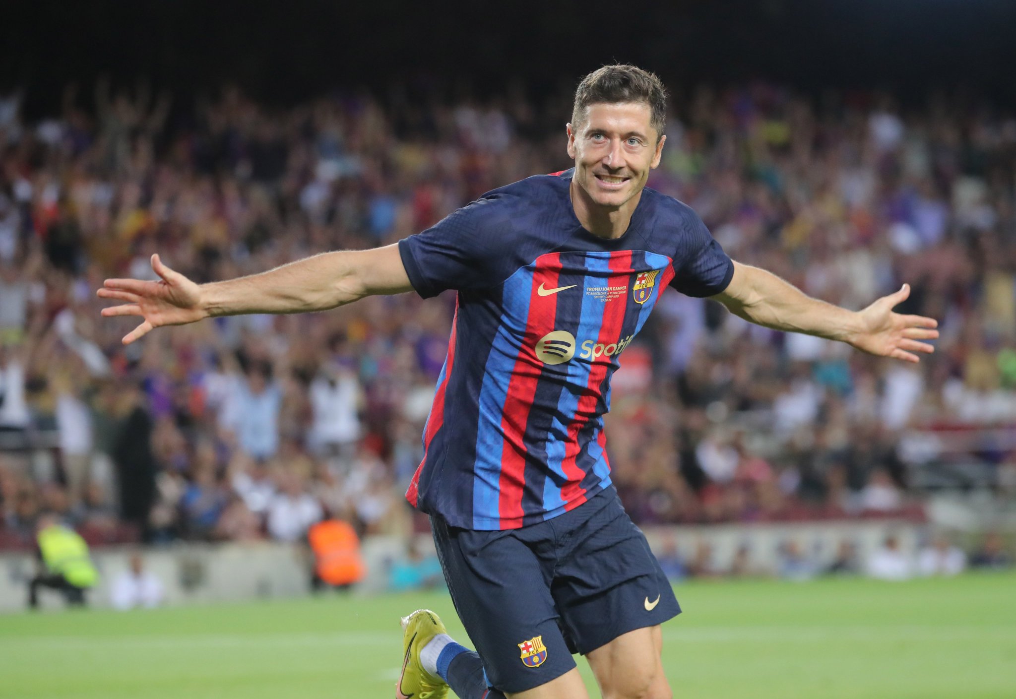 Lewandowski shines with a goal and two assists in his debut at the Camp Nou