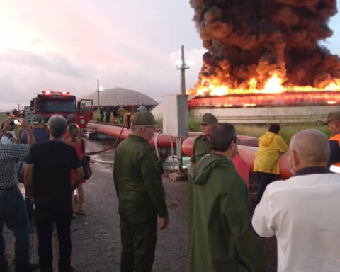 Lightning causes explosion in oil storage tank in Cuba