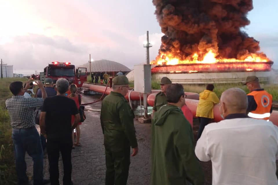 Lightning causes explosion in oil storage tank in Cuba