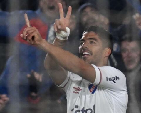 Luis Suárez scored his first goal for Nacional, who beat Rentistas (3-0)