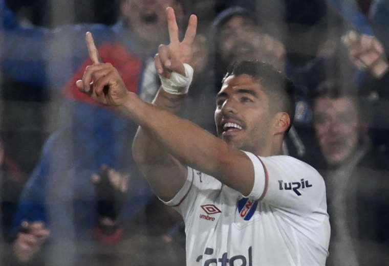 Luis Suárez scored his first goal for Nacional, who beat Rentistas (3-0)
