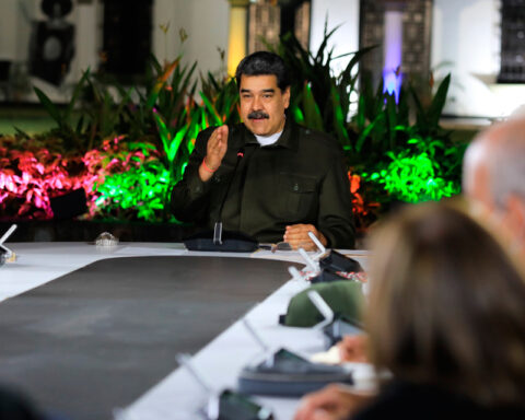 Maduro makes a 30-minute speech to celebrate the election of street bosses in communities