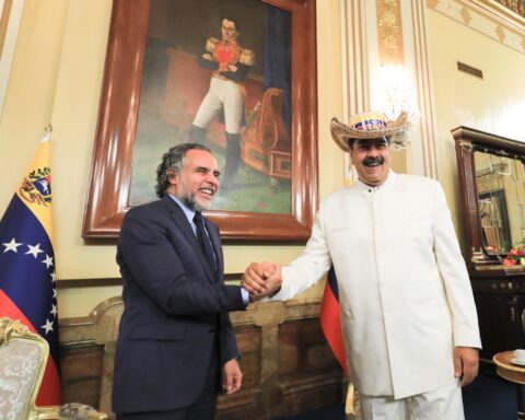 Maduro received credentials from Ambassador Armando Benedetti