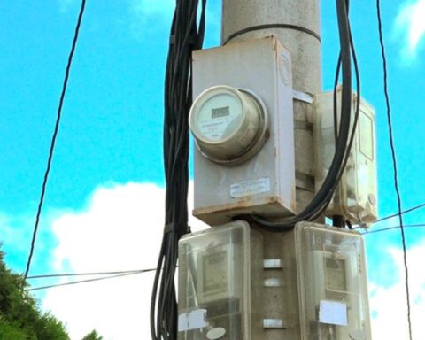 Man chains himself to the Edenorte door due to an increase in electricity service
