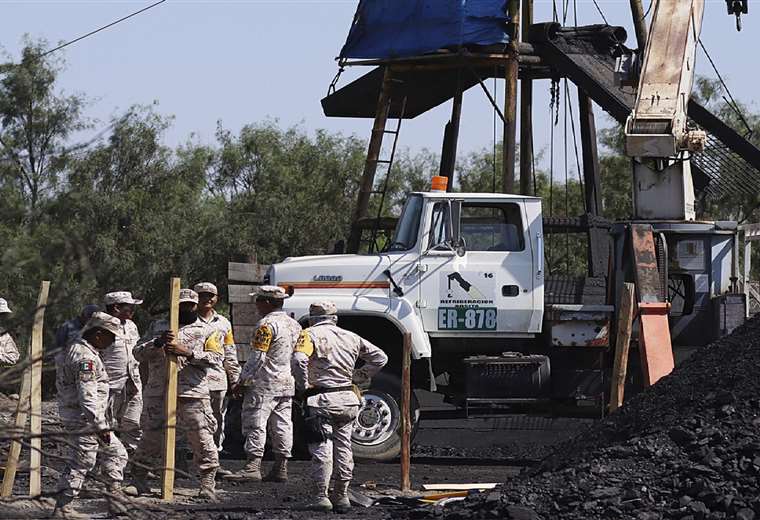 Mexican rescuers race against the clock to free trapped miners