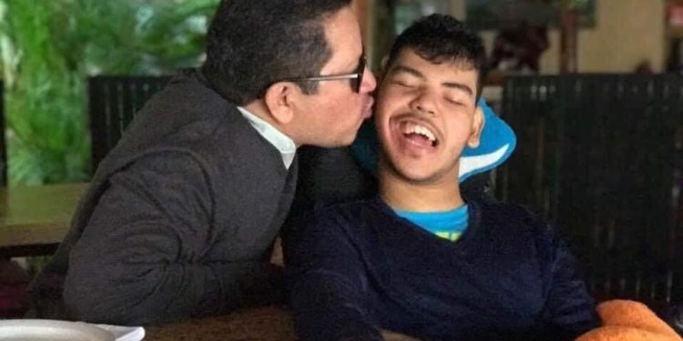 Miguel Mora is on hunger strike for 53 days demanding a "special visit" with his son