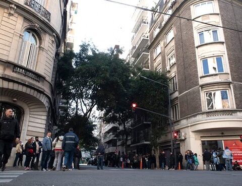 Militants remain in front of the house of Vice President Cristina Fernández
