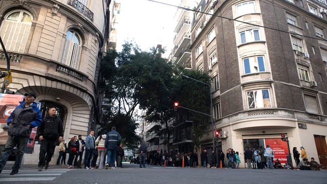 Militants remain in front of the house of Vice President Cristina Fernández