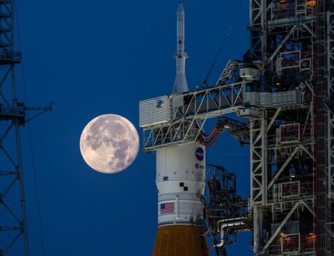 Minutes before rocket launch to the Moon, they try to solve problem in an engine