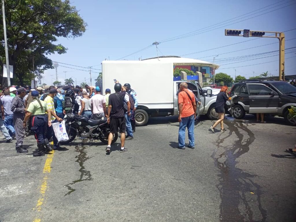 Multiple crash on Avenida Soublette in La Guaira