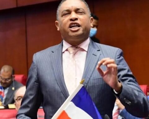 NY Dominicans support PLD senator request to lower consular documents