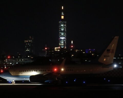 Avión que condujo a Nancy Pelosi a Taiwán. Foto: RITCHIE B. TONGO/EFE/EPA.