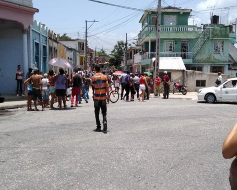 Neighbors take to the streets of Altamira in Santiago de Cuba to protest against the blackouts
