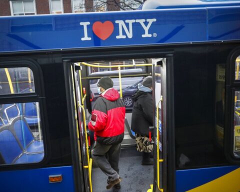 Imagen de archivo de pasajeros en un autobús de transporte público en la ciudad de Nueva York. Foto: John Minchillo / AP / Archivo.