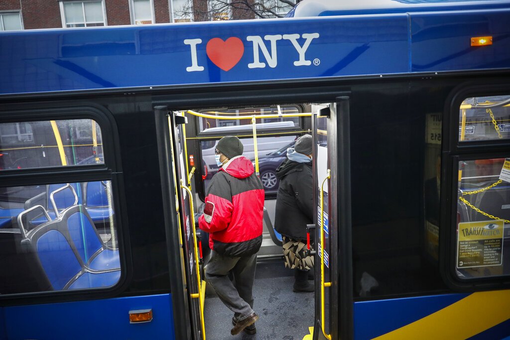 Imagen de archivo de pasajeros en un autobús de transporte público en la ciudad de Nueva York. Foto: John Minchillo / AP / Archivo.