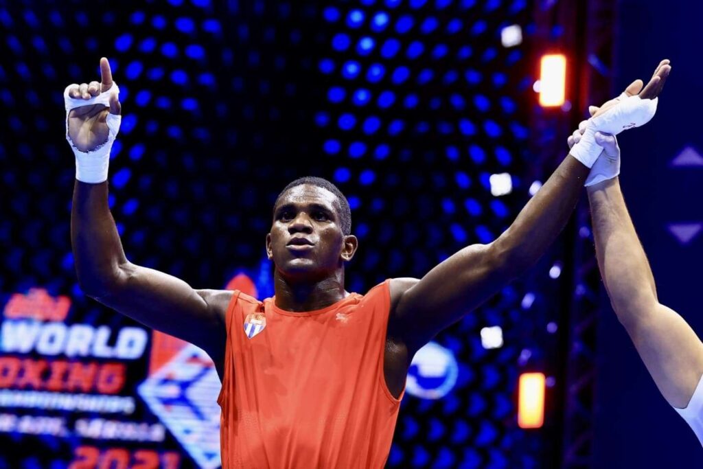 El cubano Yoenlis Hernández es declarado vencedor en el combate por el título del orbe en la división de los 75 kg, en el Campeonato Mundial de Belgrado, Serbia, el 5 de noviembre de 2021. Foto: @AIBA_Boxing / Twitter.