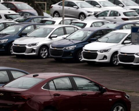 New vehicle sales have a slight drop in July, according to Fenabrave