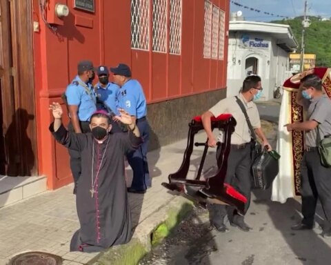 Nicaraguan police arrest 6 priests, including a bishop