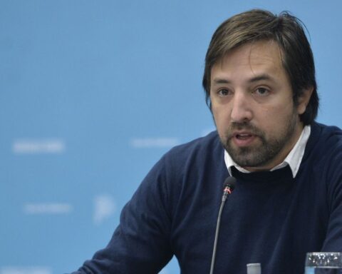 Nicolás Kreplak urged parents to vaccinate babies against the coronavirus