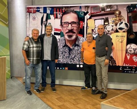 No Mundo da Bola reaches issue 500 with Zico and Edu sharing stories