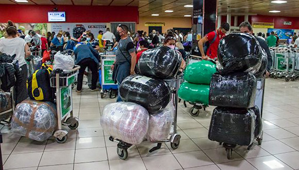 Viajeros en el Aeropuerto Internacional José Martí, de La Habana. Foto: Abel Padrón Padilla/ Cubadebate.