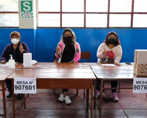 ONPE began sending emails confirming the voting location for the October 2 elections