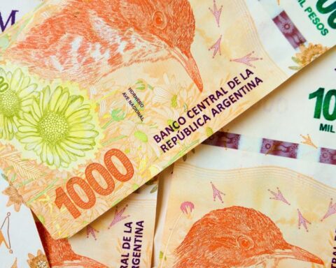 Officialize the increase of 21% of the minimum wage