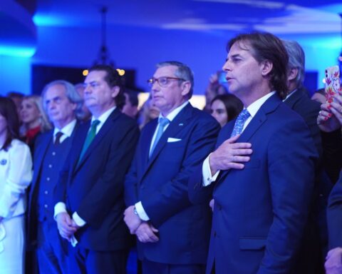 Opposition and Argentine celebrities with Lacalle Pou in an evening for the Eastern Independence