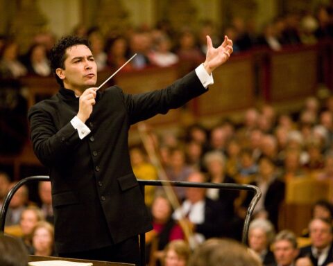 Orozco-Estrada conducts the Colombian Symphony at the “Mendelssohn Festival”