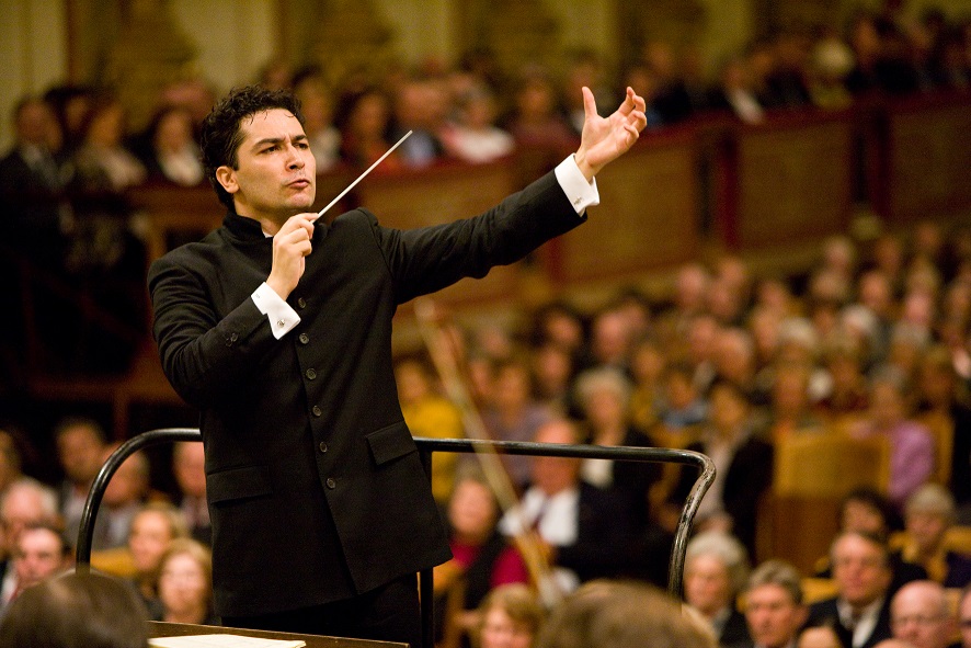 Orozco-Estrada conducts the Colombian Symphony at the “Mendelssohn Festival”