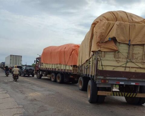 Peasants lift the last blockade point in Santa Cruz and bus departures resume