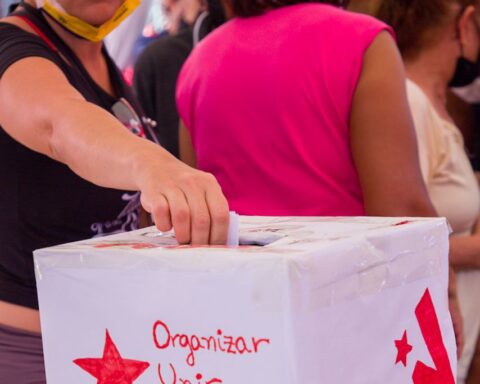 People of Caracas go out to vote to elect their community chief