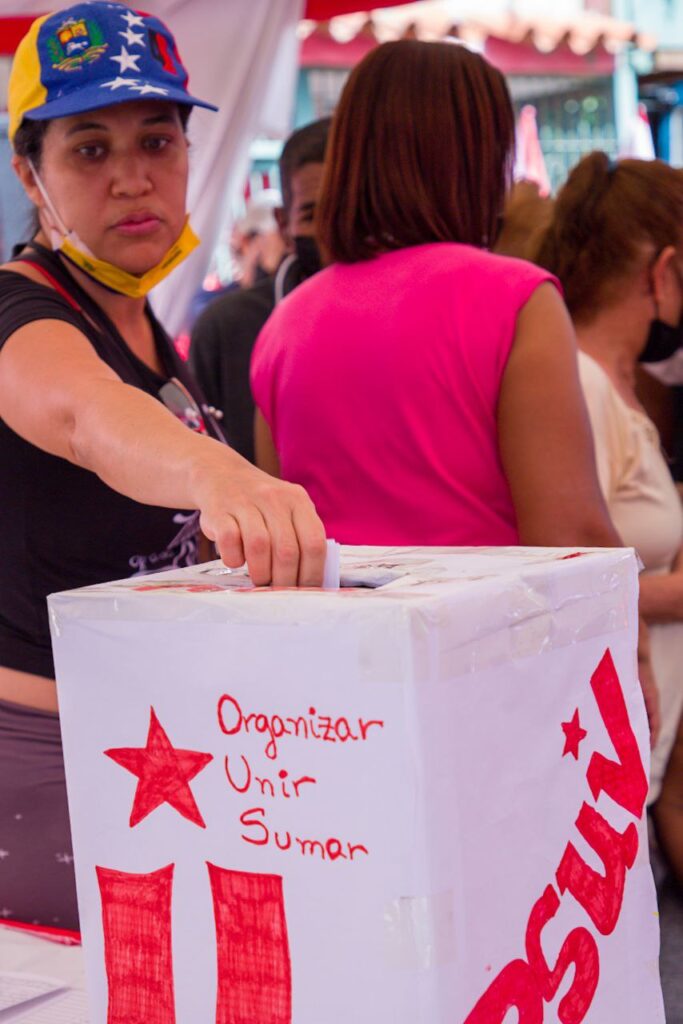 People of Caracas go out to vote to elect their community chief