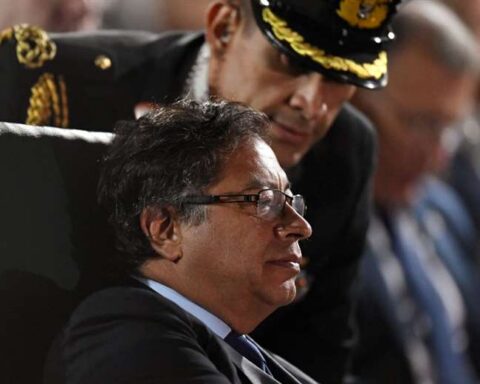 Petro warns the military in Colombia to prepare to be a "peace army"