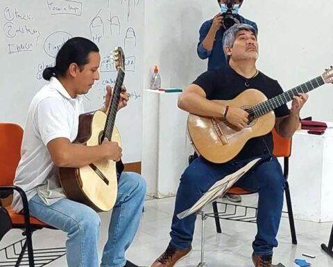 Piraí Vaca gives classes to trainers to improve the level of guitar performance in Santa Cruz