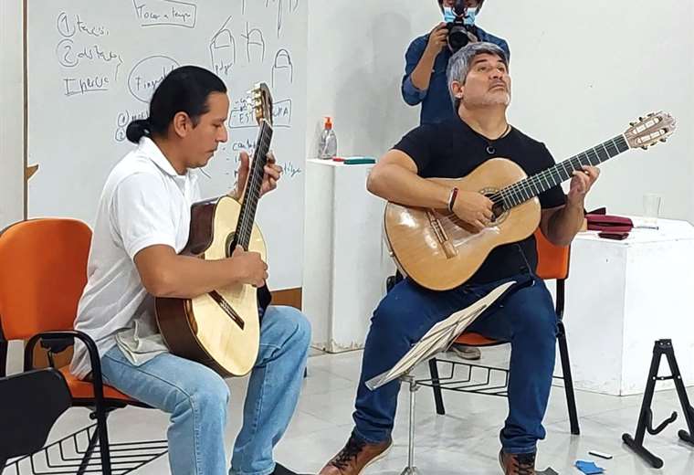 Piraí Vaca gives classes to trainers to improve the level of guitar performance in Santa Cruz