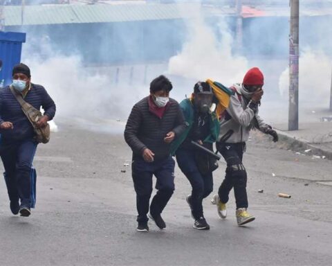 Pitched battle between the Police and the coca growers;  there is a serious injury