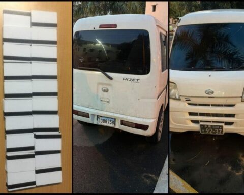 Policía apresa dos hombres y les ocupa 391 tarjetas del Gobierno