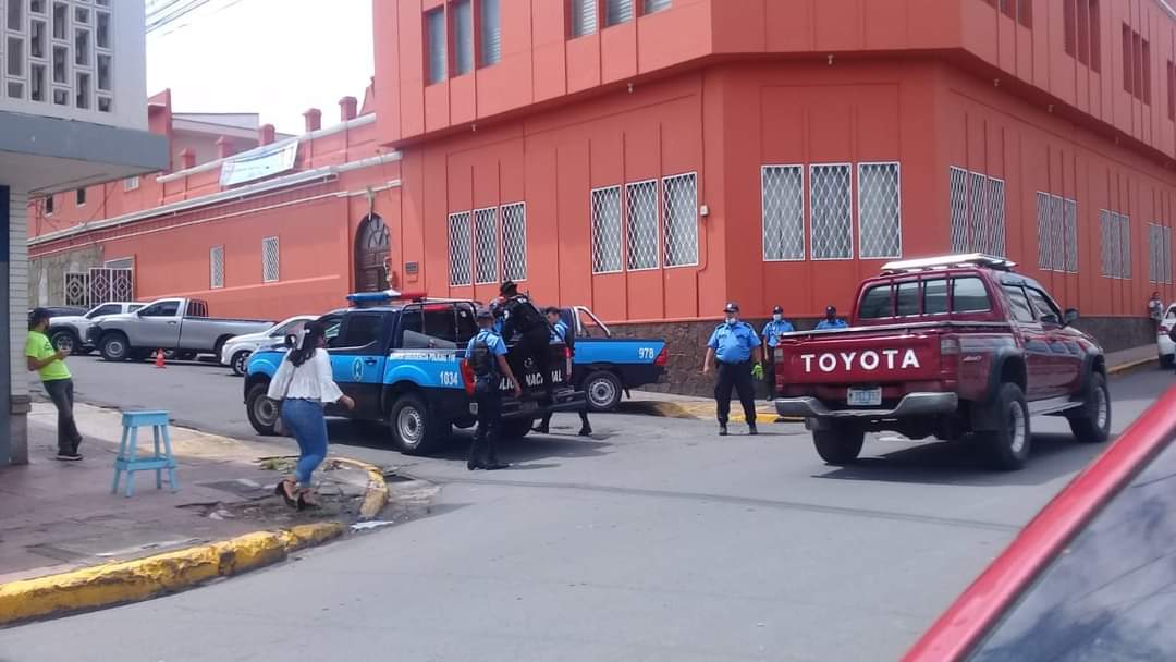 Police continue inside the Episcopal Curia of Matagalpa, lawyer Yader Morazán denounces