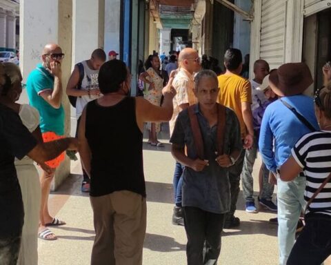 Police deployment in Havana to take care of the long lines of the dollar