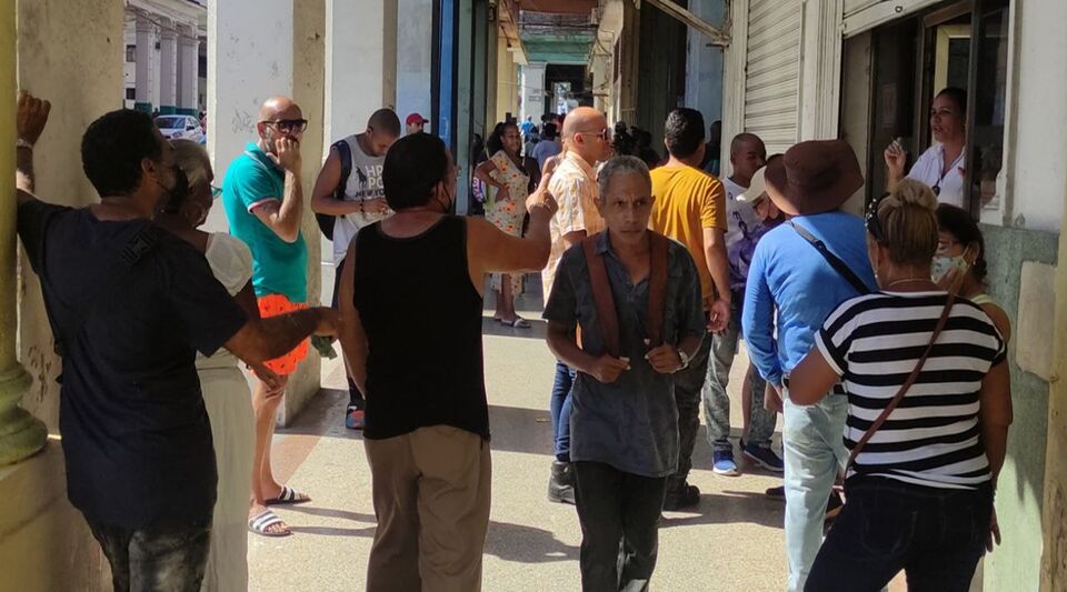 Police deployment in Havana to take care of the long lines of the dollar