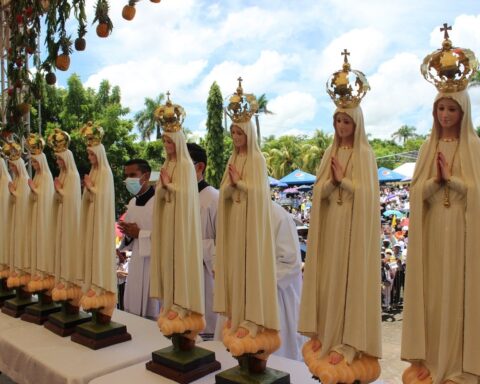 Police prohibit two priests from attending the reception of the Virgin of Fatima