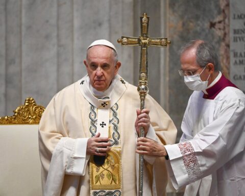El papa Francisco celebra misa en la basílica de San Pedro, en El Vaticano, durante la pandemia de coronavirus. Foto: Vincenzo Pinto / AP / Archivo.