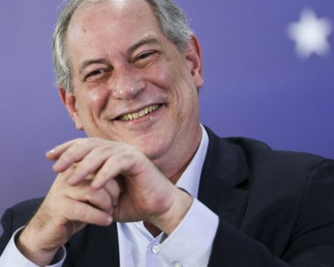 Presidential candidate Ciro Gomes walks through the east side of São Paulo