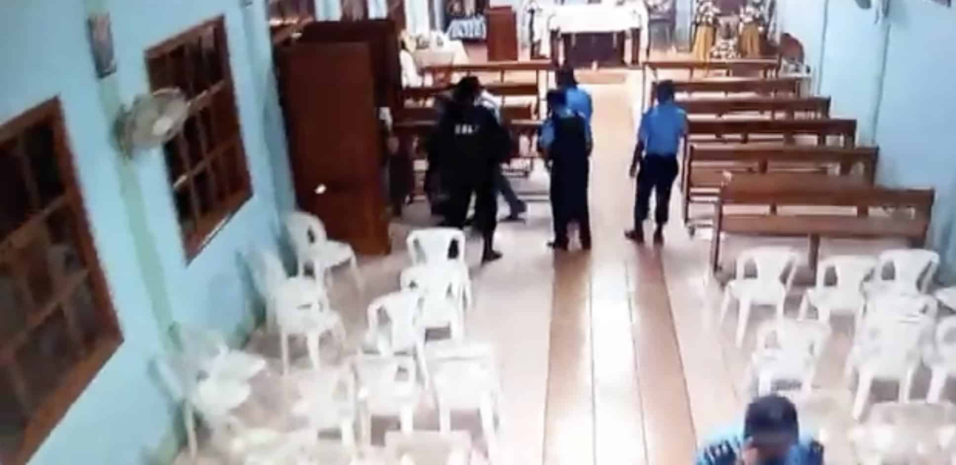 Priest Uriel Vallejos and parishioners leave the temple besieged by the Police
