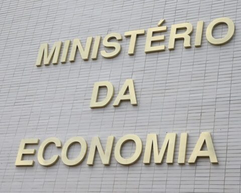 RJ and ES have higher increases in revenue until the 3rd bimester